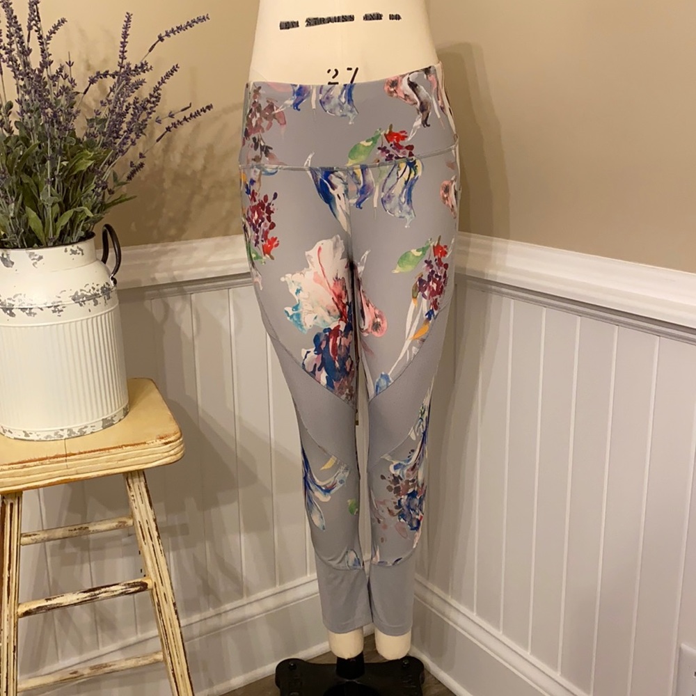 Floral Workout leggings. Gray